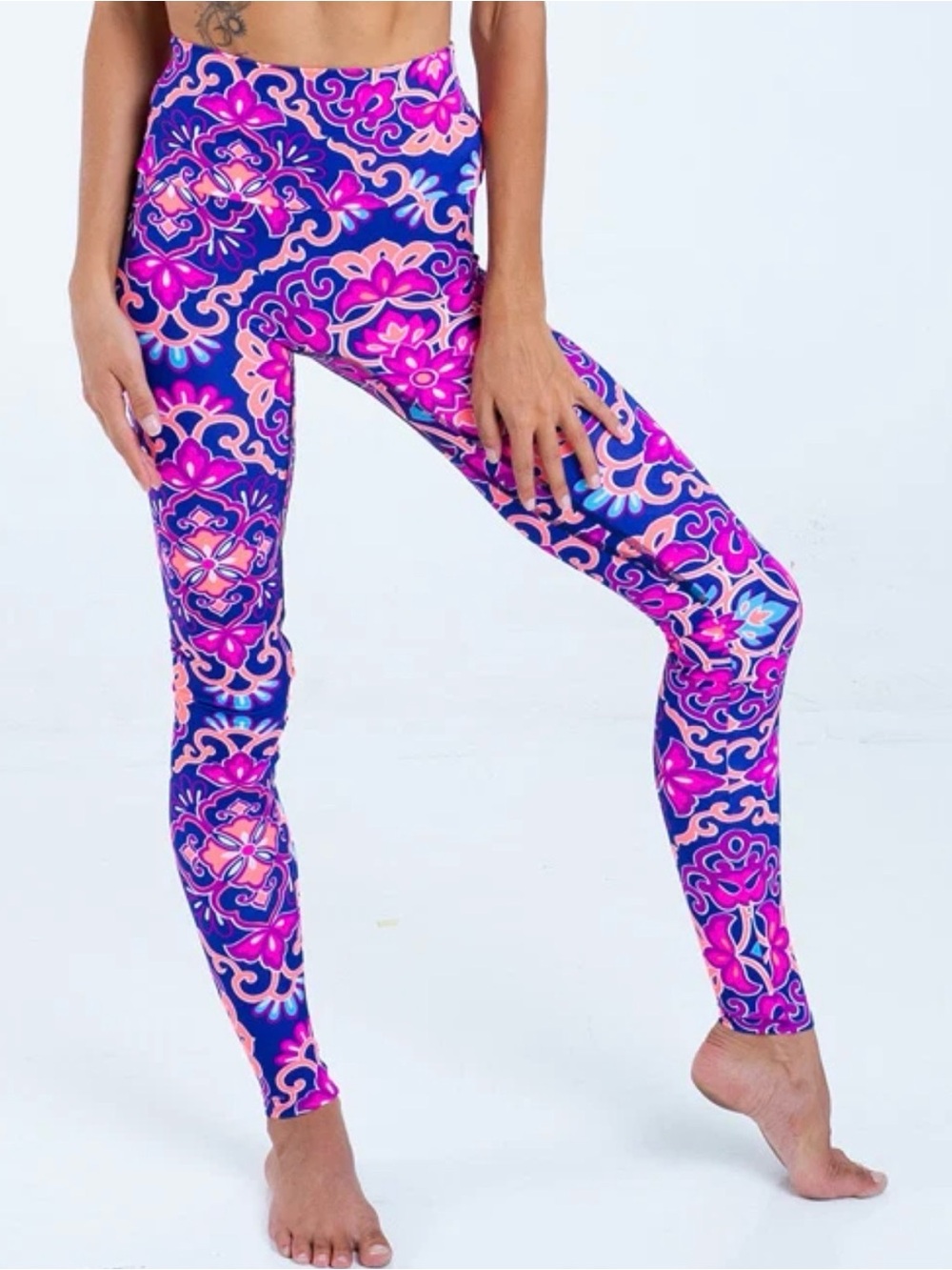 K -DEER High-Waist Medallion Legging - Boho Nouveau Sneaker Length size Small
